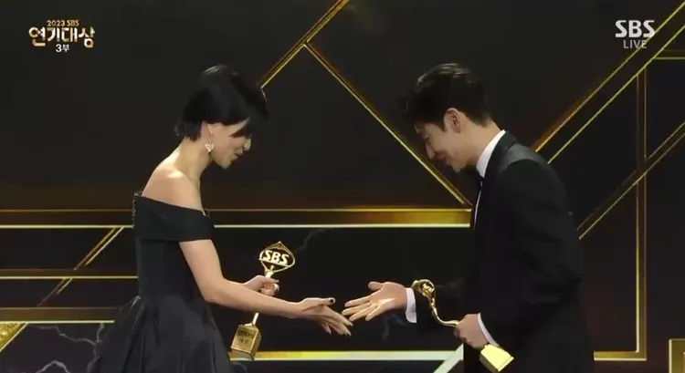 金泰梨（左）、李帝勳直接在台上猜拳，決定講感言的順序。翻攝SBS