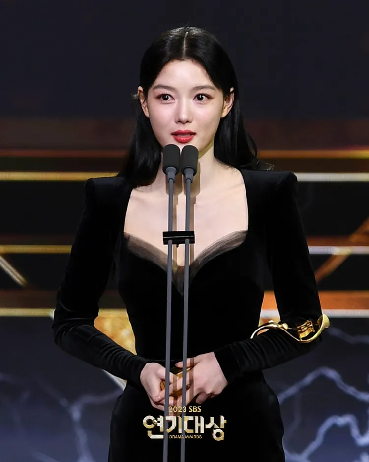 金裕貞領獎時想起4歲演戲到現在20年，忍不住紅了眼眶。翻攝SBS