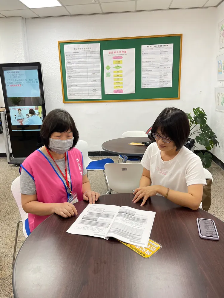 蔡麗玉志工原本就是地政人，退休後繼續在地所當志工提供諮詢服務。地政局提供