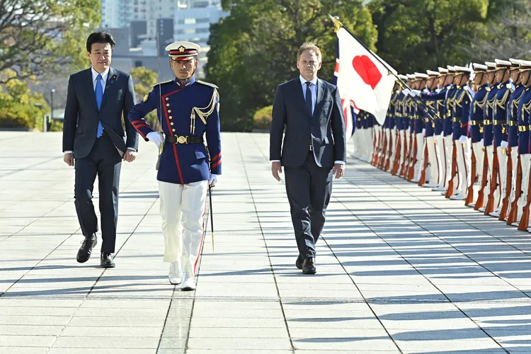 日本防衛大臣木原稔（左）今天在日本歡迎來訪的英國國防大臣夏普斯。路透社