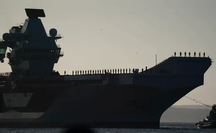 英國執行印太區域行動部署的航艦預計是「威爾斯親王」，圖為該艦11日結束長達3個多月的行程，自美國返英。美聯社