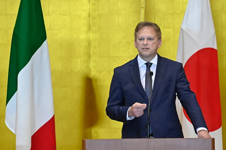 英國國防大臣夏普斯今天造訪日本橫須賀海軍基地。路透社