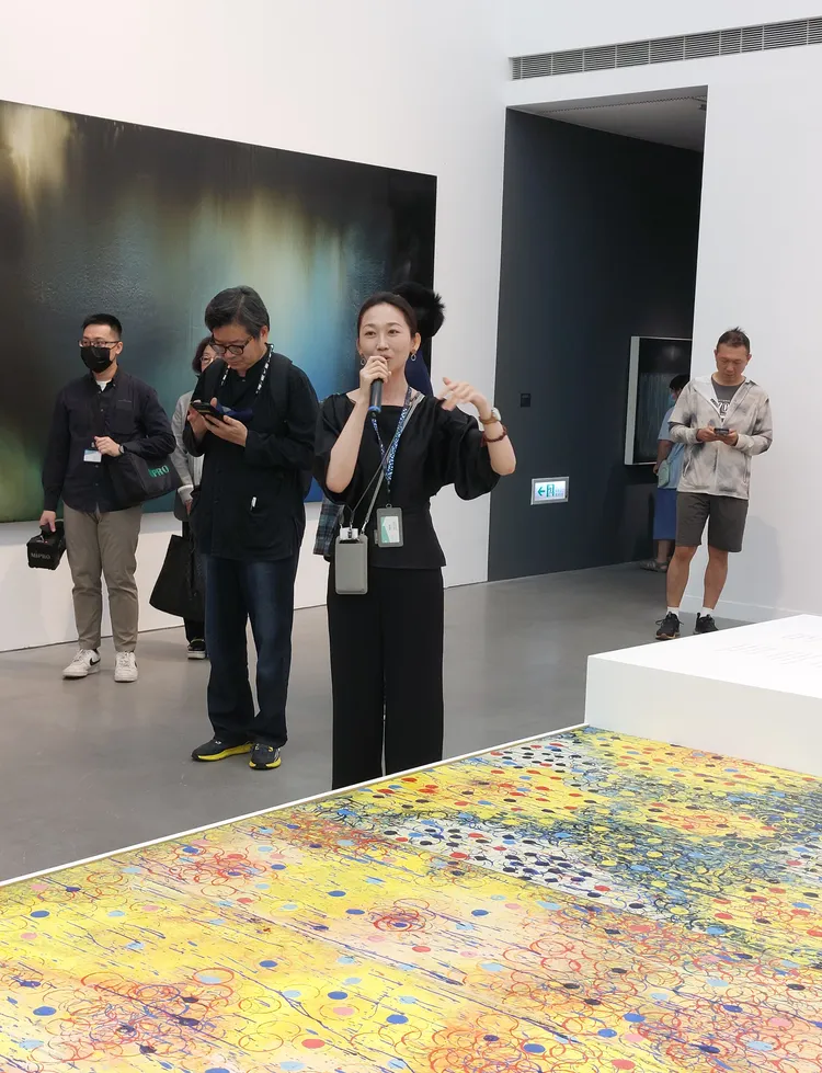 策展人崔綵珊導覽江賢二作品。凃建豐攝
