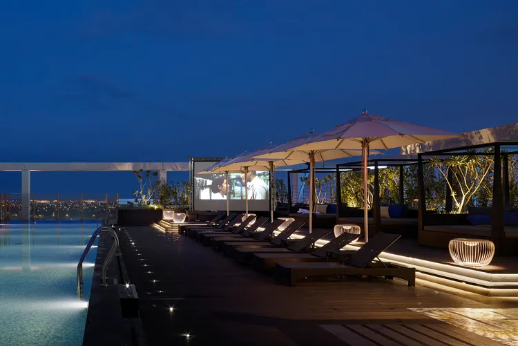 礁溪晶泉丰旅的頂樓瀧月休憩區，一旁設有星空電影院。業者提供