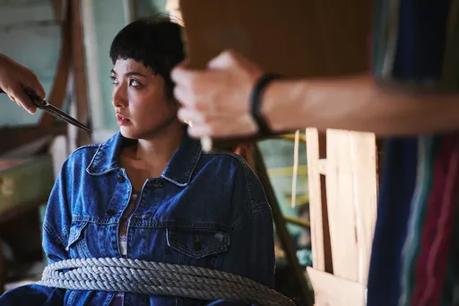 金鐘女配逃家慘遭綁架 大尺度裸背犧牲設局仙人跳