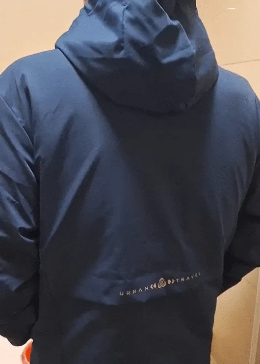 ONE BOY雙面衝鋒衣經SGS檢測防潑水最高等級LEVEL 5，表面可使水滴形成圓珠狀滑落，達到像荷葉般防潑水的功能。