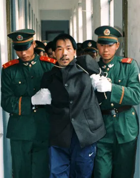 法子英（中）被逮捕後遭到槍決，勞榮枝則奇蹟式脫逃。翻攝中國江西省人民法院
