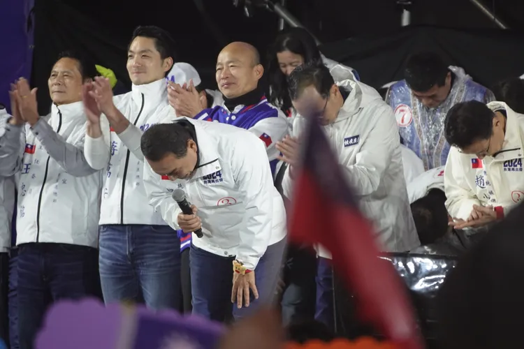 侯友宜感謝現場支持者在雨中等待。江孟謙攝