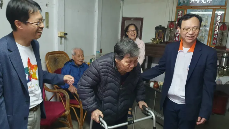 健保署署長石崇良訪視居家醫療個案(中)、都蘭診所院長余尚儒(左)。林芳如攝