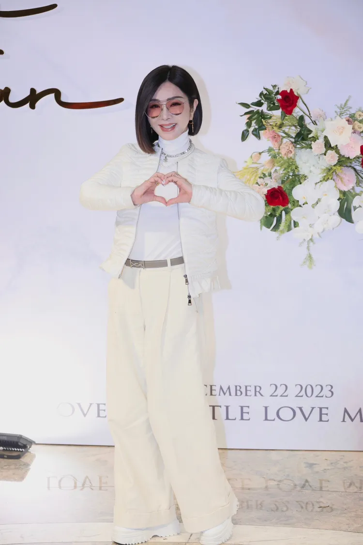 陳美鳳戴的墨鏡剛好就是韓國買。攝影中心攝