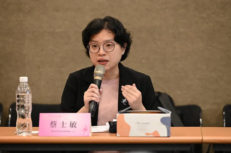 癌症希望基金會倡議發展部主任蔡士敏指出，癌症病友罹癌後面臨的「財務毒性」不亞於化療副作用。