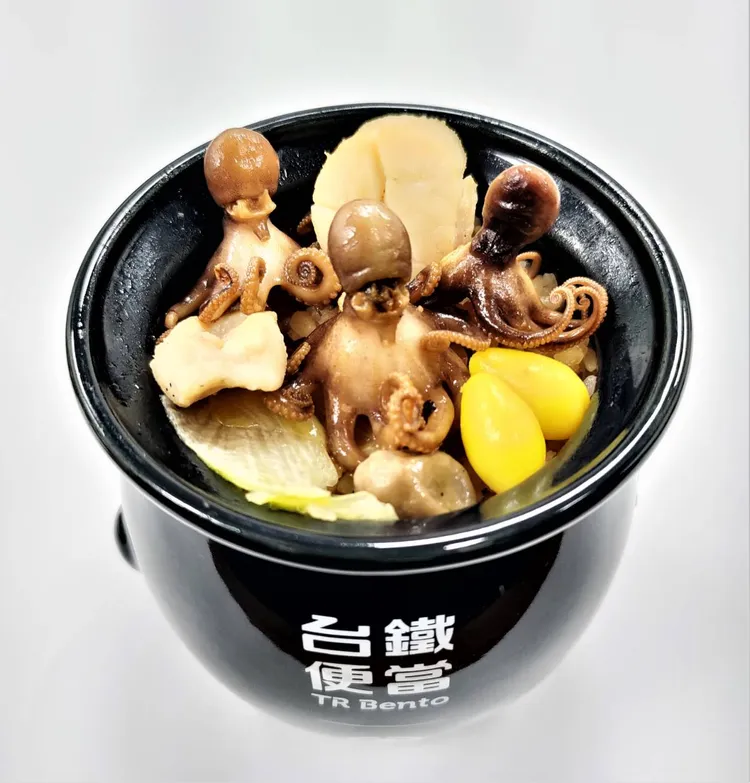 「限量海味便當」曝光，網友看誇很可愛，但也有人覺得眼熟，「是福祿壽還是三個和尚？」翻攝自台鐵臉書