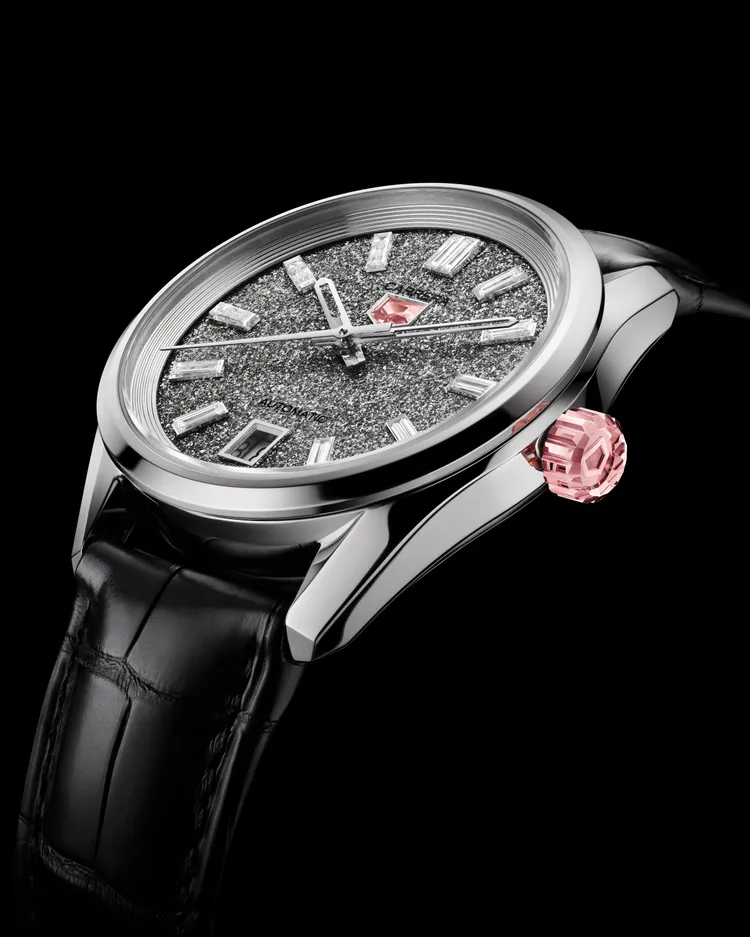 TAG Heuer Carrera Plasma前衛粉鑽腕錶，36mm，白金錶殼，多晶鑽石錶面，黑色鱷魚皮錶帶，Calibre 7自動上鍊機芯，鑽石總重4.8克拉，300萬元。品牌提供