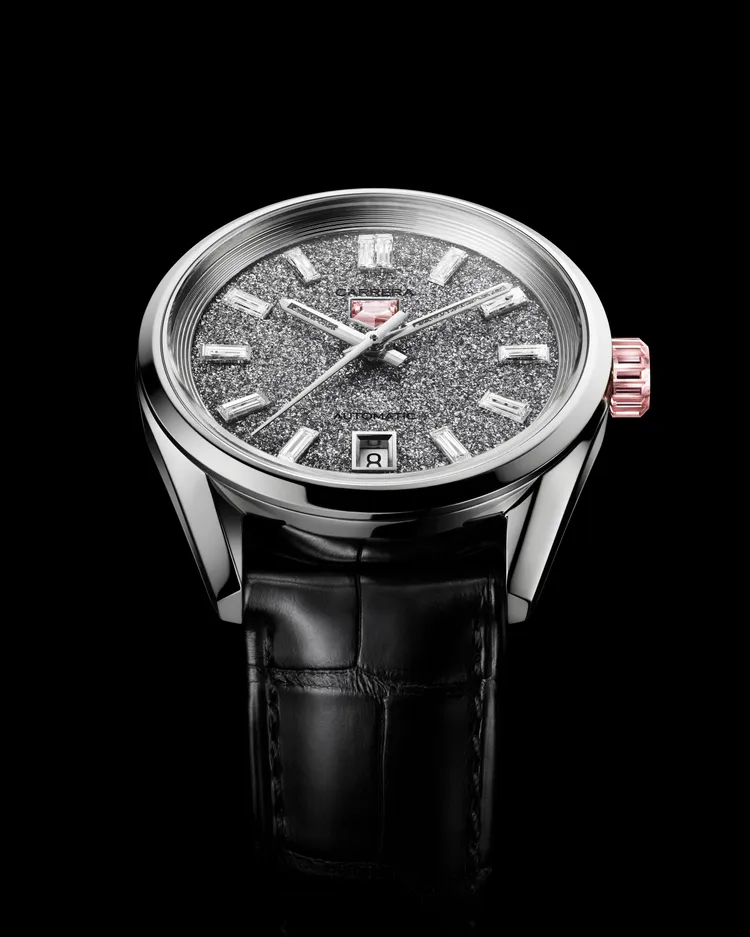 TAG Heuer Carrera Plasma前衛粉鑽腕錶，是品牌首款採用彩色實驗室培育鑽石的時計。品牌提供