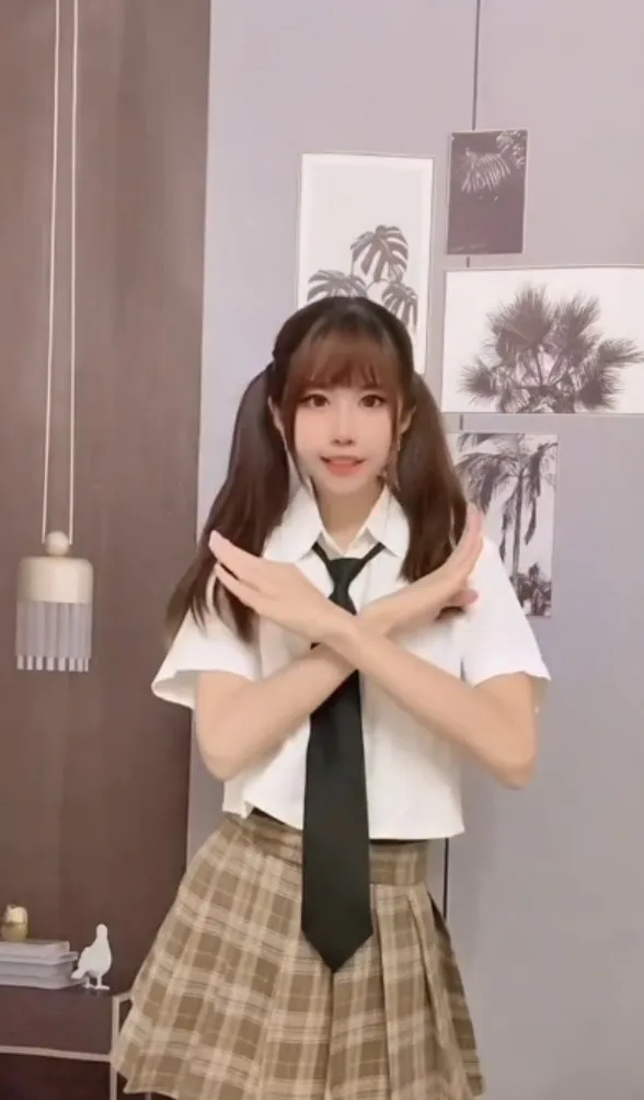 可愛妹妹放下偶像包袱，讓大家開心。抖音@_acid_acid33.10 提供