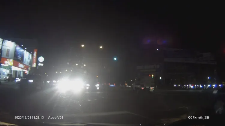 原PO被對向車大燈強烈照射，直呼快瞎了。翻攝自臉書「爆料公社」