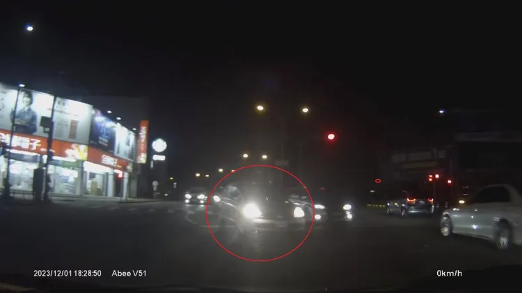 直到左轉通行後，原PO才依稀能看到「顏射」他的對向車(紅圈處)輪廓。翻攝自臉書「爆料公社」
