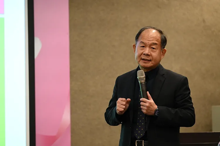 高雄市大同醫院副院長陳芳銘表示，逾十年無新機轉藥物健保給付於早期乳癌，台灣乳癌治療難以跟上國際。