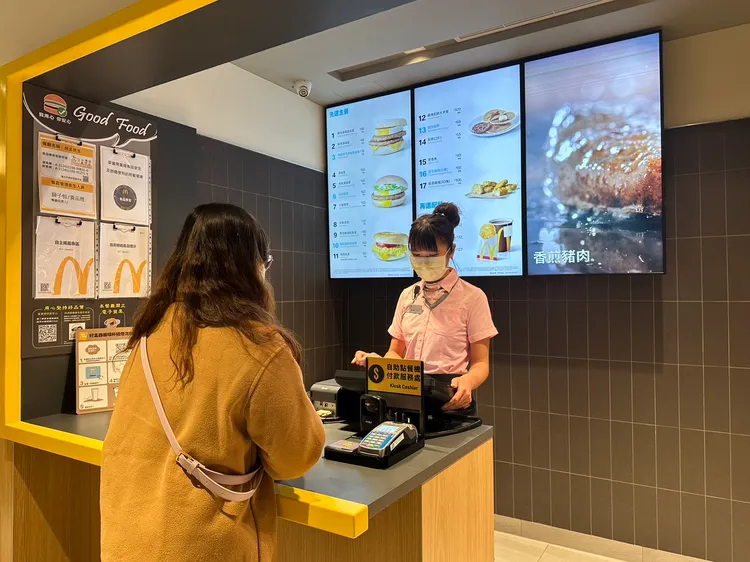 封閉樓層、 用餐區是因麥當勞主動檢視建管相關規定。陳怡文攝