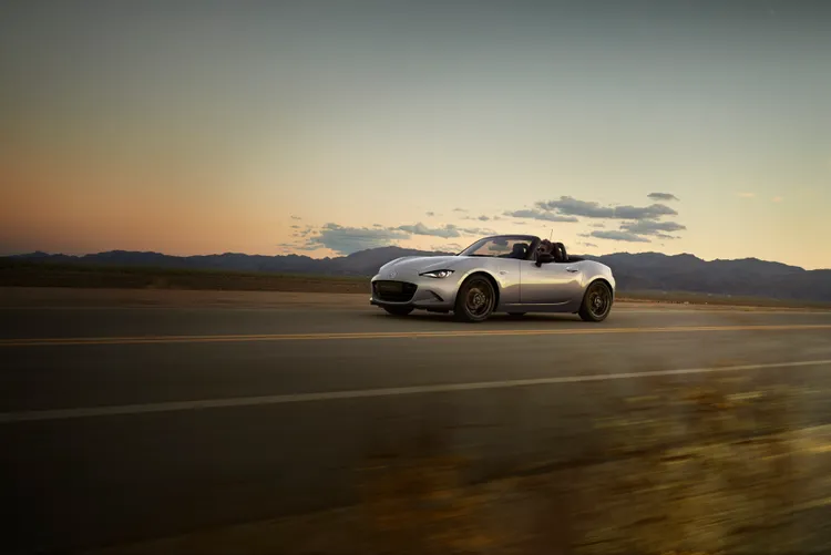 小改款Mazda MX-5於內外觀的質感、智慧車載科技與安全性進行全面升級，外觀上可以清楚辨識出全新LED頭燈組的嶄新特色，以更銳利的日行燈造型點綴。原廠照片