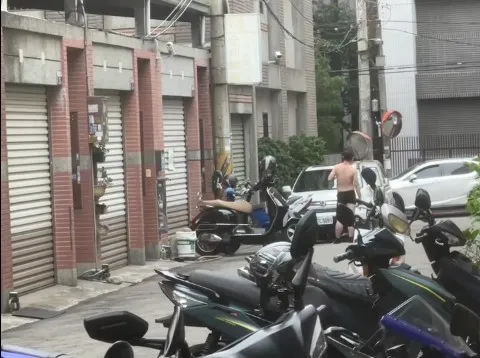 吳男穿內褲出來交易毒品。民眾提供