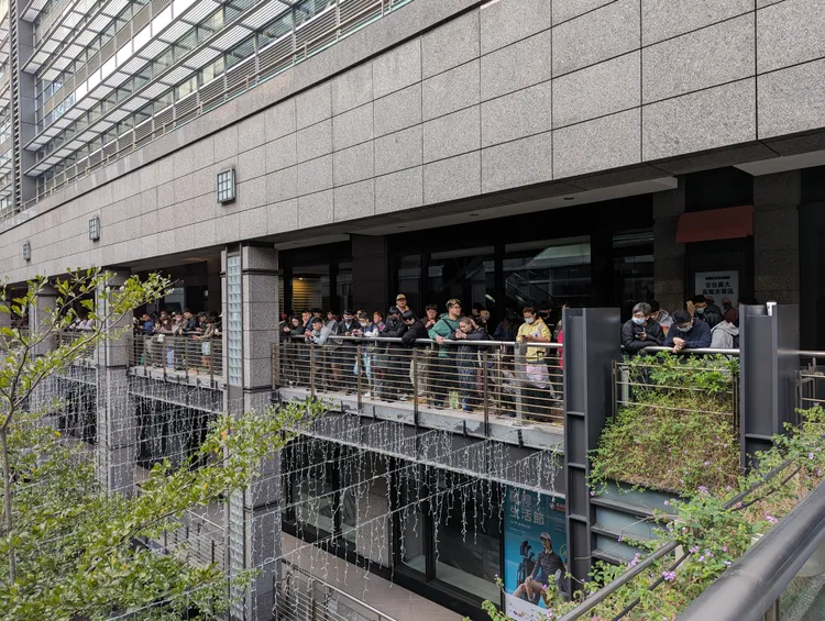 寶可夢中心今開幕湧入排隊人潮。蘇柏銓攝