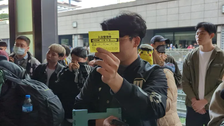 拿到入店劵的民眾都很興奮。蘇柏銓攝
