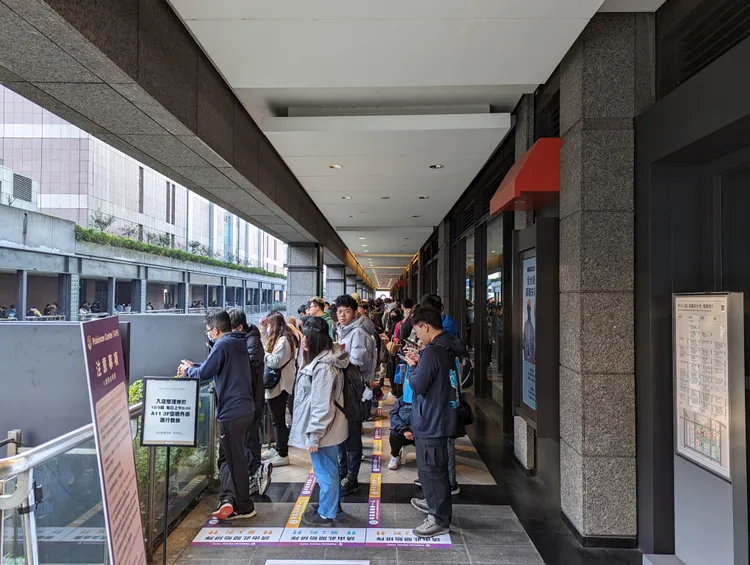 寶可夢中心太夯，一堆人搶排隊。蘇柏銓攝