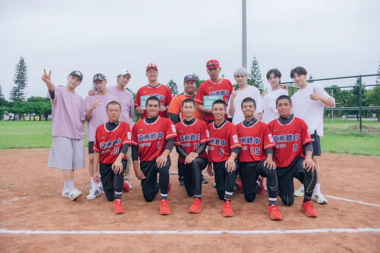 Ozone團員6位少年哲言（後排左起）、子翔、煥鈞、祖安（後排右三起）、佳辰、文廷，進行5人制棒球賽。寬想國際娛樂提供
