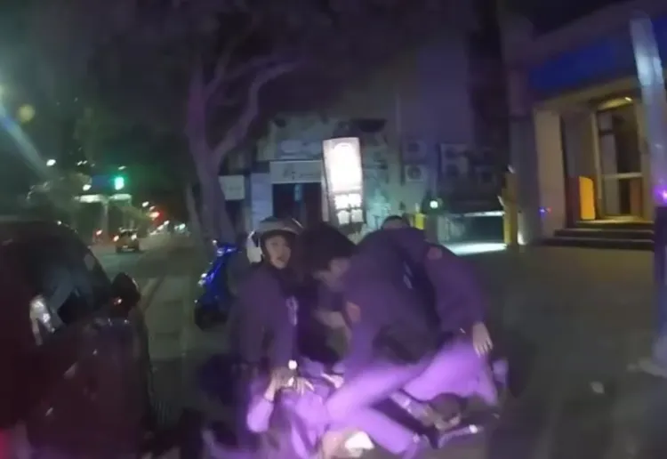 陳女拉扯警員也被上銬逮捕。翻攝畫面