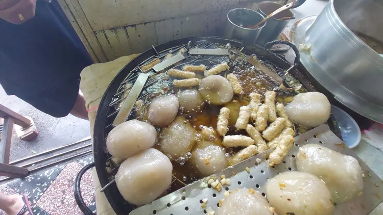 「苗栗熱狗」多數以油泡方式料理，再搭配韭菜佐料，就是客家庄的一道庶民美食。資料照片