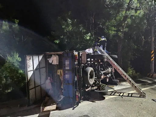 澎湖貨車撞樹翻肚　女駕駛爬出車外呼救