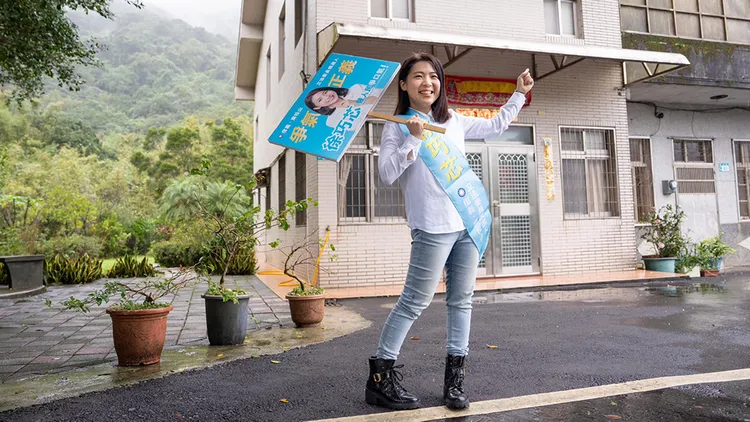 賴清德萬里老家，在徐巧芯前往直播嘲諷「賴皮寮」之後，吸引許多民眾也前往「朝聖」。翻攝徐巧芯臉書