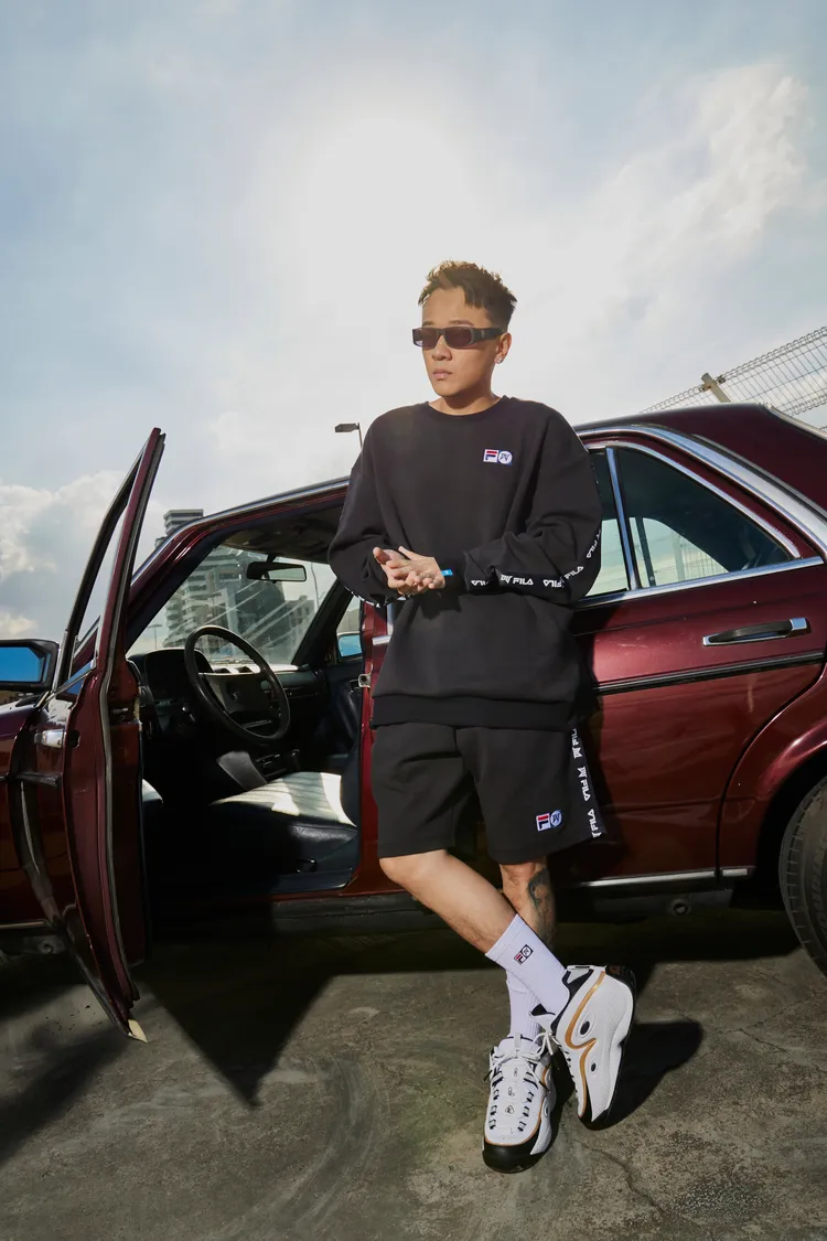 FILA X DV聯名長袖T恤2880元、FILA X DV聯名針織短褲2480元、FILA GRANT HILL 3 籃球鞋3980元。品牌提供