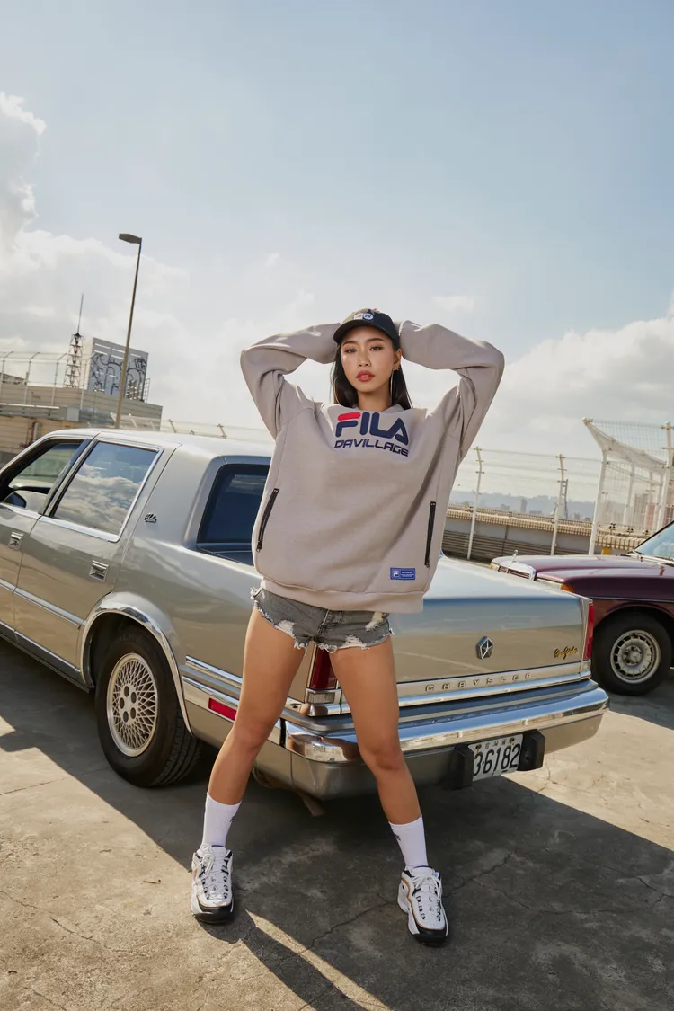 FILA X DV聯名連帽T恤，3180元。品牌提供