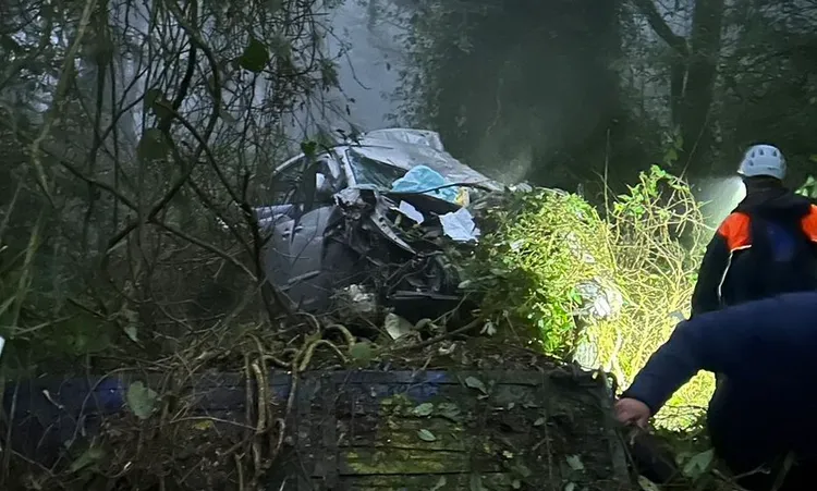 廂型車翻落30米長的邊坡。民眾提供