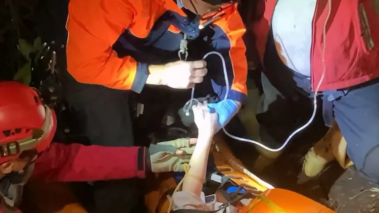 消防人員對1名傷者進行現場處置。民眾提供