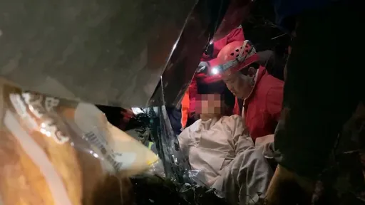 搶救畫面曝光！菲籍團合歡賞雪廂型車衝30米邊坡　8人全救出送醫