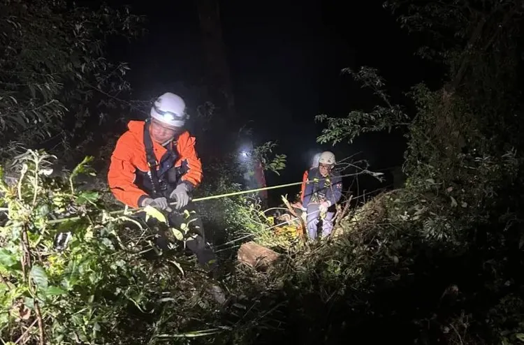 南投縣消防局動員大批人力前往搶救。民眾提供