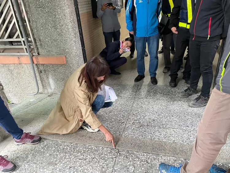 松山家商傳出地層下陷，許淑華議員表示地板龜裂的非常嚴重，裂痕最大有到3公分左右。