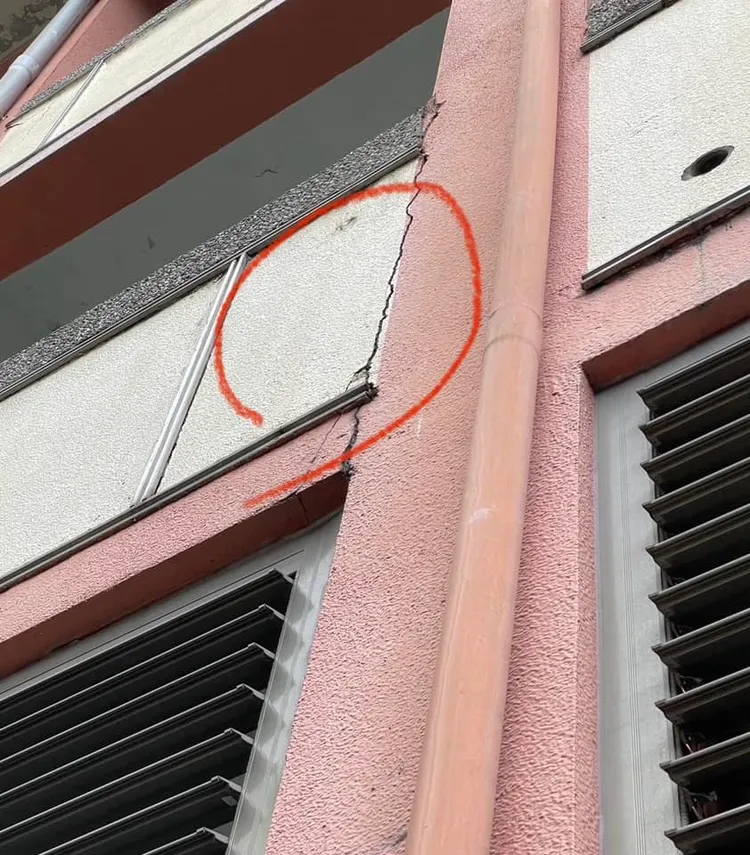 松山家商地層下陷，連建物也出現明顯長長裂痕，她說：「這兩棟大樓好多問題是外牆龜裂，且裂痕持續！」