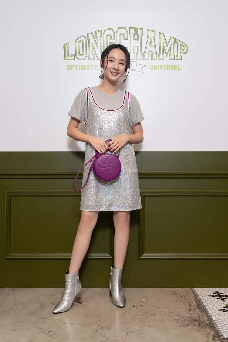 李沐換上閃亮的party造型登場。品牌提供