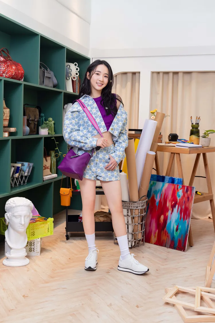 李沐以青春活力的造型彷彿重回大學校園。品牌提供