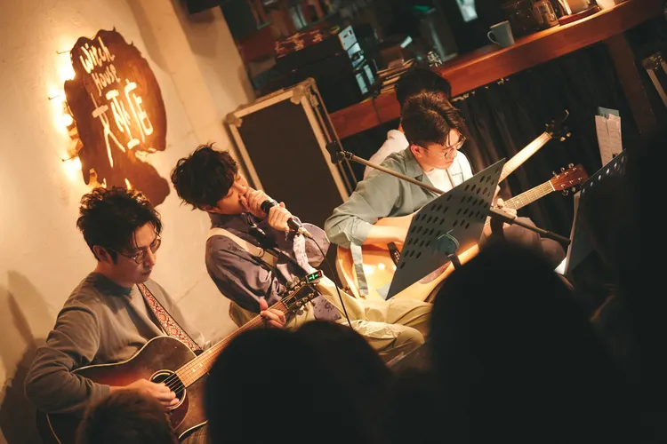 青峰的歌聲讓歌迷聽得如痴如醉。哈里坤的狂歡提供