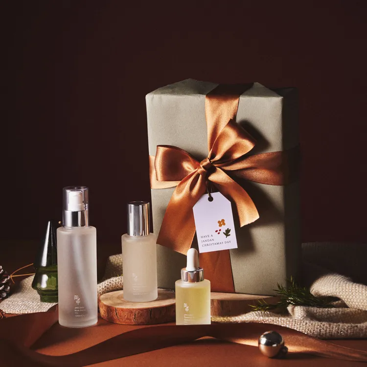 保濕三步驟，包含120ml升級版玫瑰青春露、50ml保濕修護精華、30ml高效賦活精萃，4190元。品牌提供