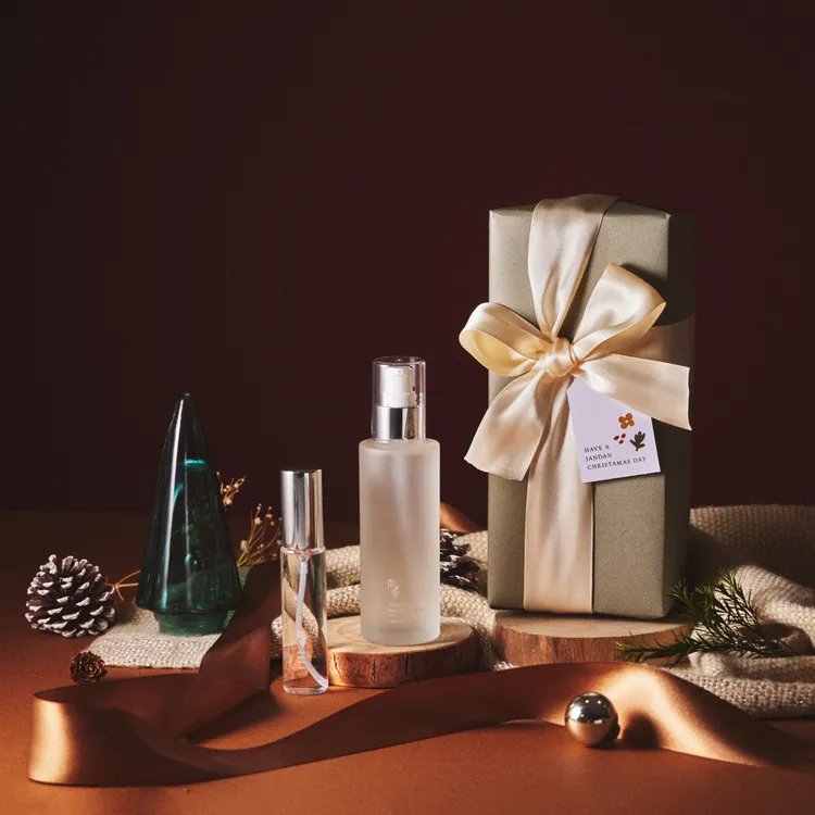 超值禮物組，包含120ml升級版玫瑰青春露、30ml玫瑰青春噴霧，999元。品牌提供