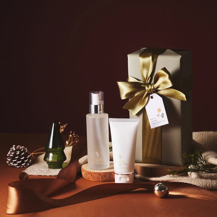 明星商品組，包含120ml升級版玫瑰青春露、100ml胺基酸精華洗顏霜，1490元。品牌提供