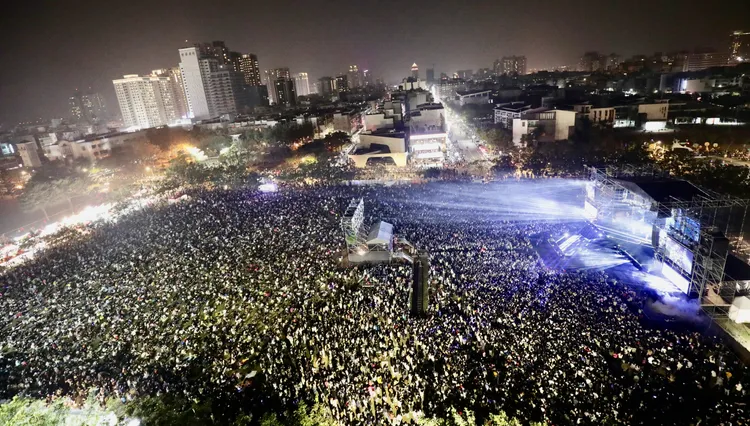 台南跨年場晚間8時快塞爆，11時宣布已破22萬人。南市府提供