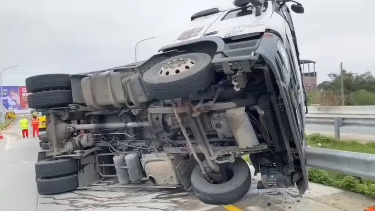 貨櫃車翻覆。國道警方提供