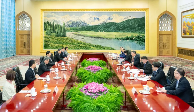 新加坡副總理兼財政部長黃循財，今與中共中央政治局委員、中央財辦主任何立峰會談。新華社